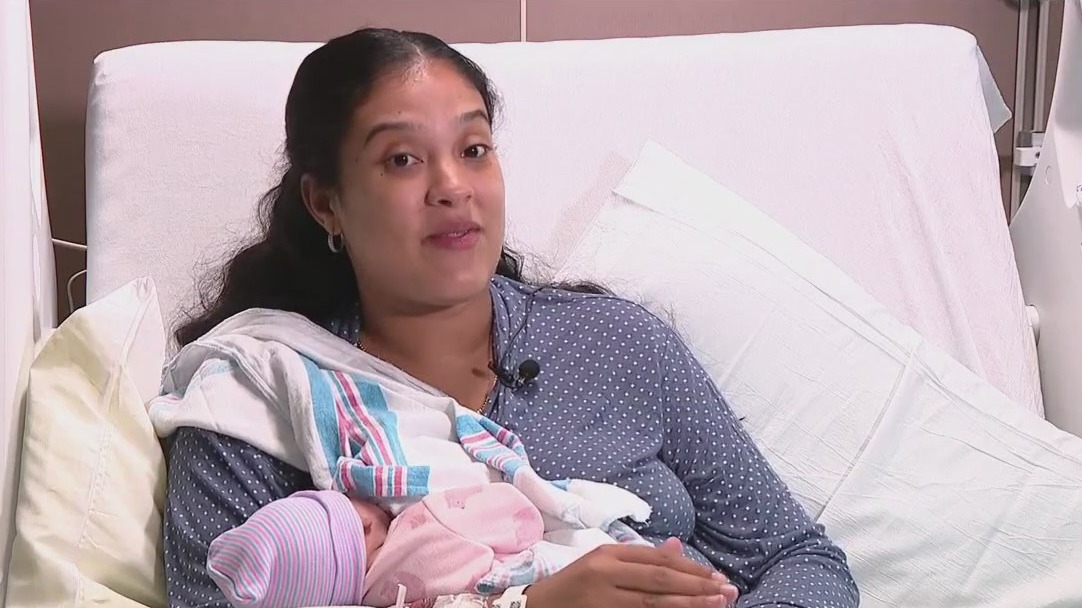 Mom delivers baby in car